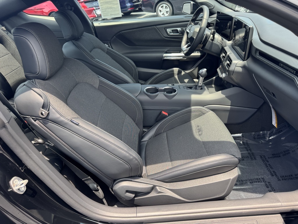 2025 Ford Mustang GT Image 13 of 32