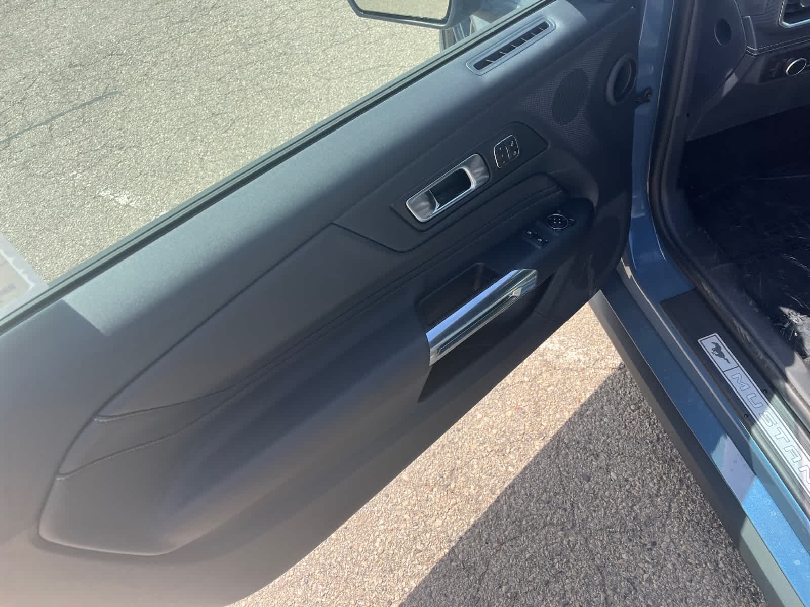 Vehicle image 10 of 19