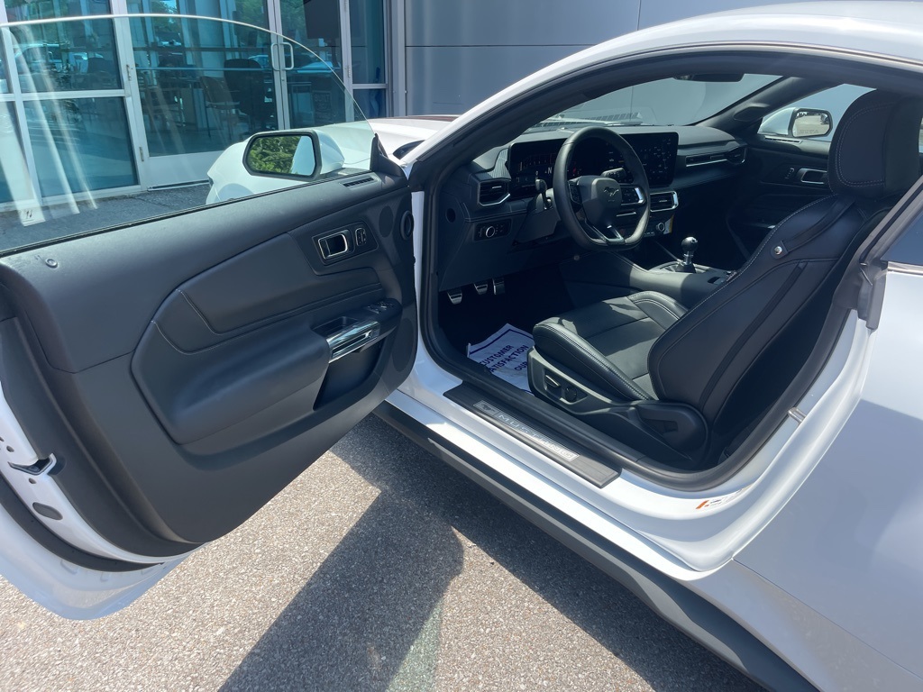 Vehicle image 13 of 33