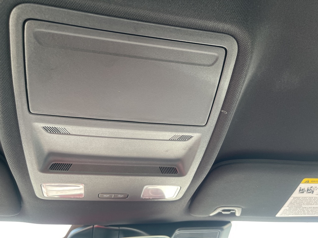 Vehicle image 27 of 33