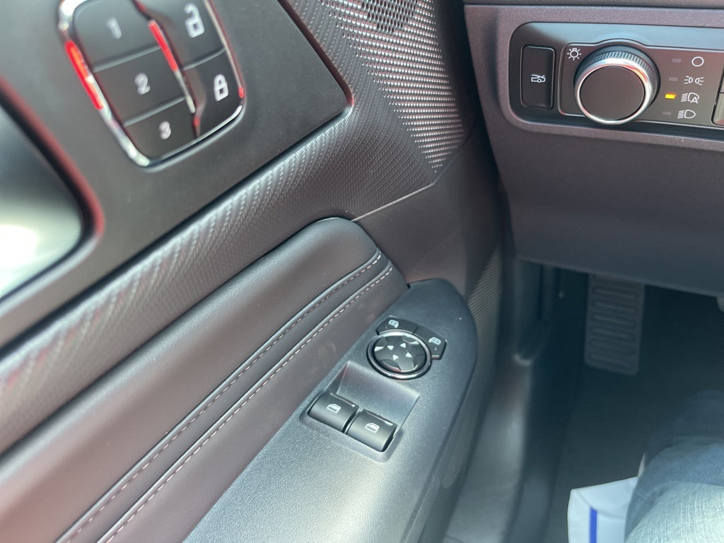 Vehicle image 28 of 33