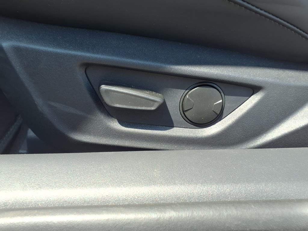 Vehicle image 27 of 30