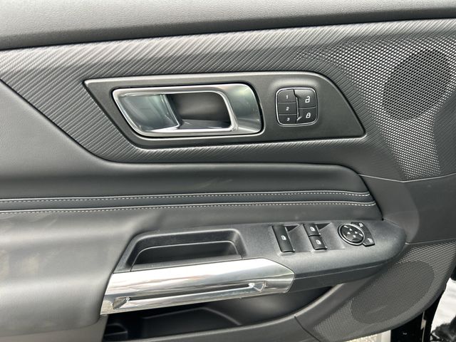 Vehicle image 26 of 33