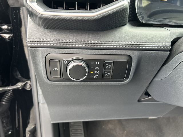 Vehicle image 24 of 33