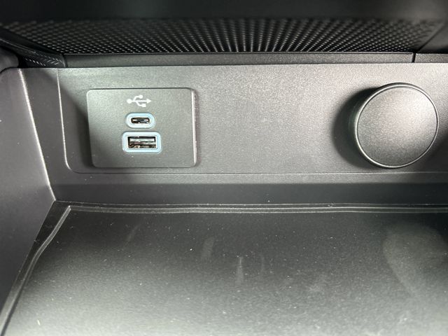 Vehicle image 23 of 33