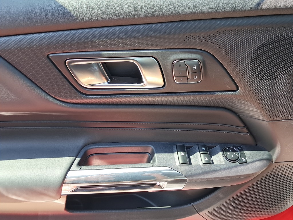 Vehicle image 17 of 23
