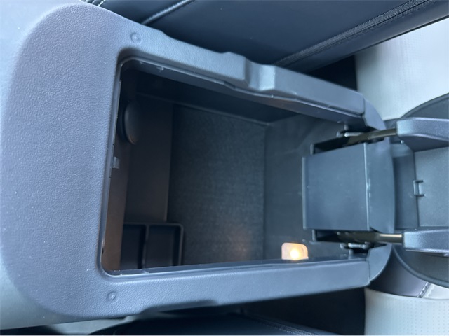Vehicle image 29 of 40