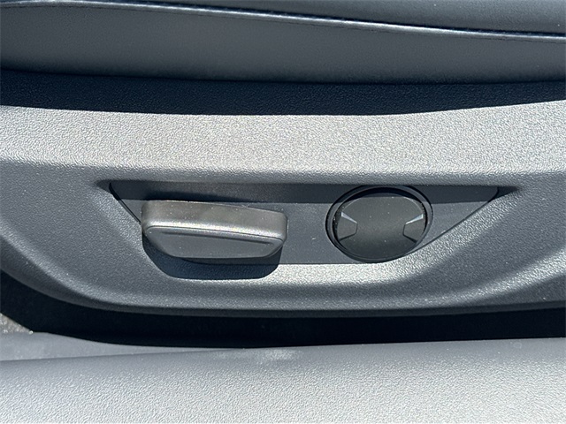 Vehicle image 27 of 40
