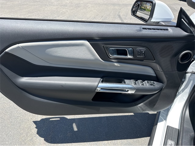 Vehicle image 25 of 40