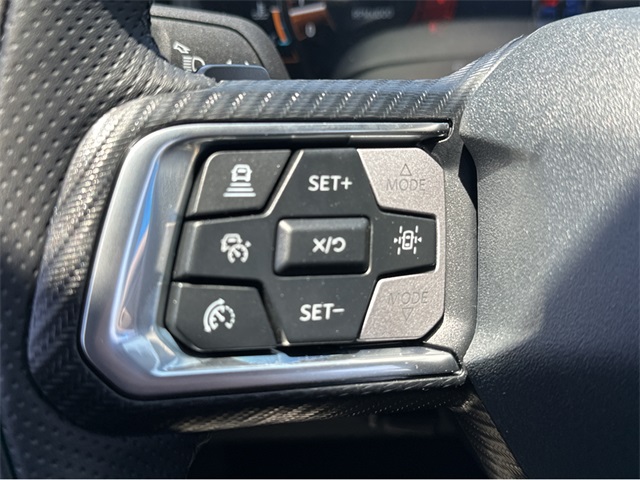 Vehicle image 32 of 40
