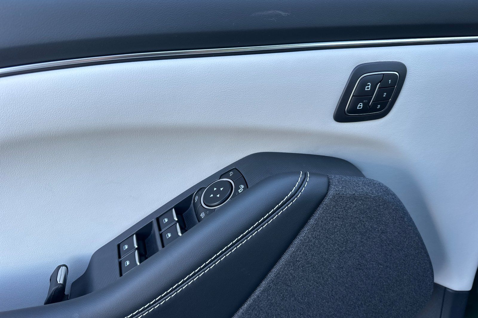 2025 Ford Mustang Mach-E Premium Image 16 of 27