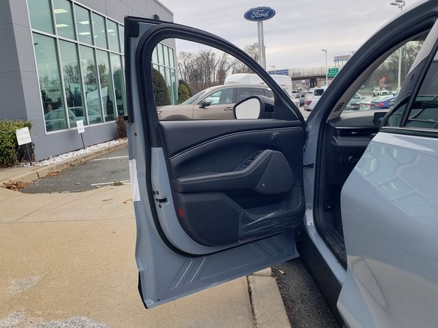 2025 Ford Mustang Mach-E Premium Image 33 of 34