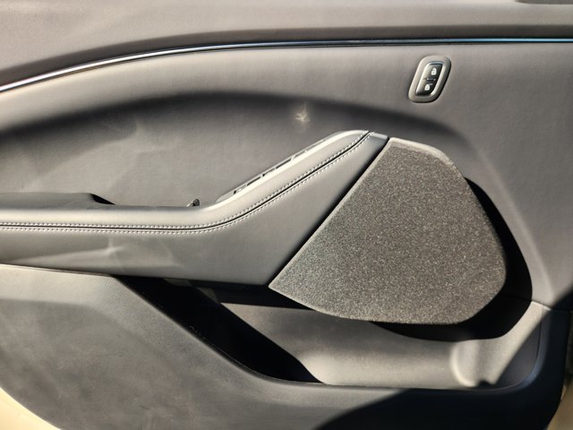 Vehicle image 21 of 22