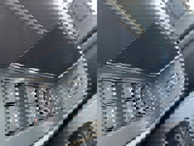 Vehicle image 17 of 25