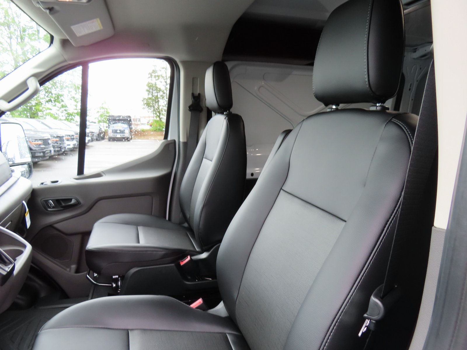 Vehicle image 14 of 16
