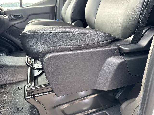 Vehicle image 24 of 32