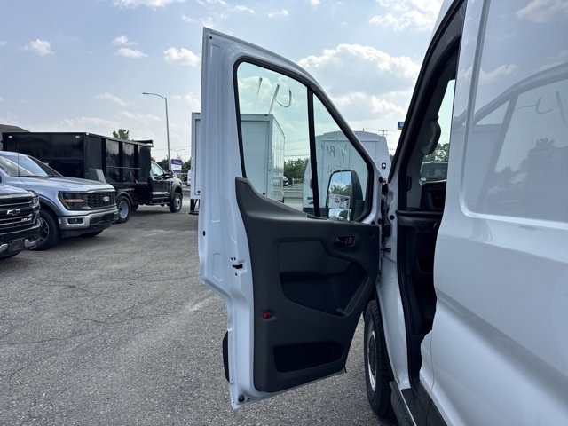 Vehicle image 10 of 32