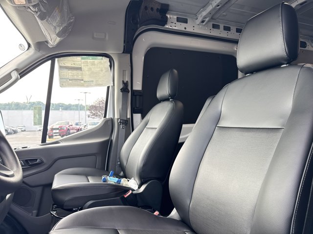 Vehicle image 25 of 32