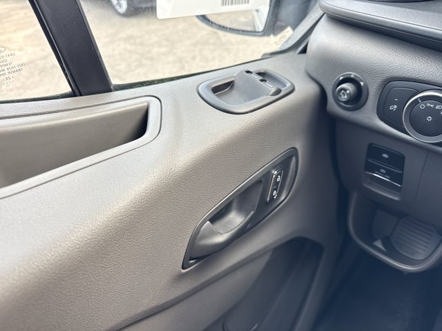 Vehicle image 23 of 32