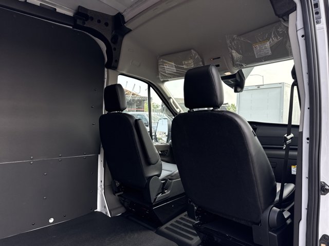 Vehicle image 28 of 32