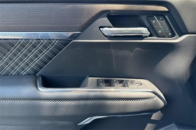 Vehicle image 11 of 36