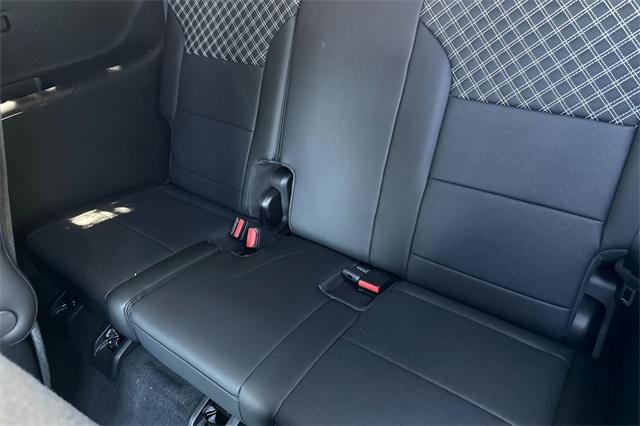 Vehicle image 17 of 36