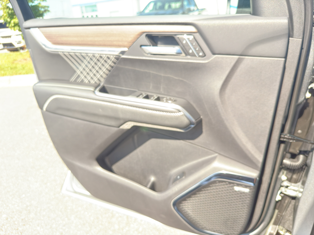 Vehicle image 19 of 24