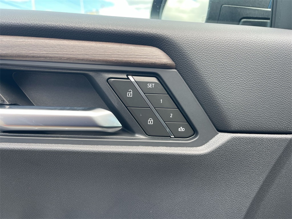 Vehicle image 11 of 41