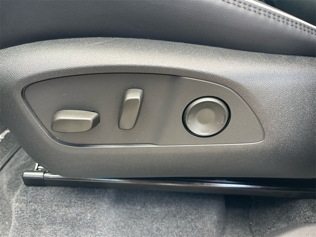 Vehicle image 10 of 41