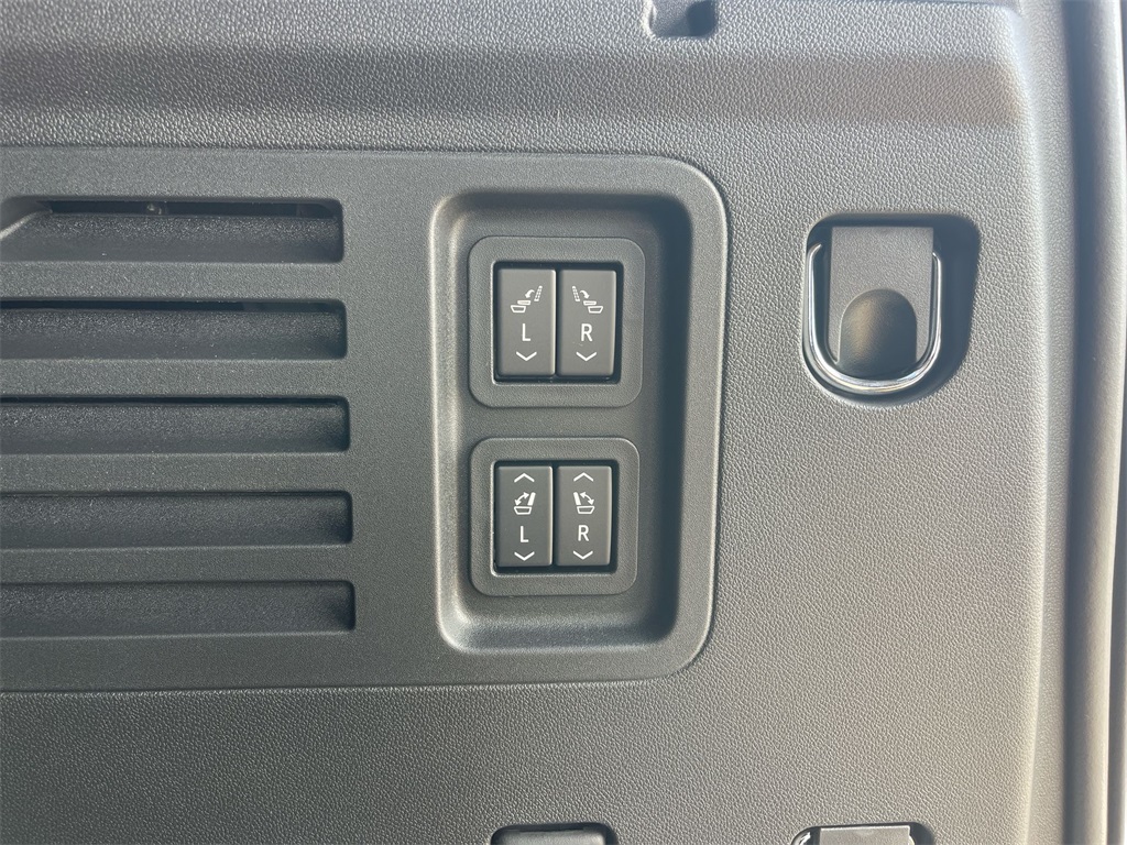 Vehicle image 32 of 41