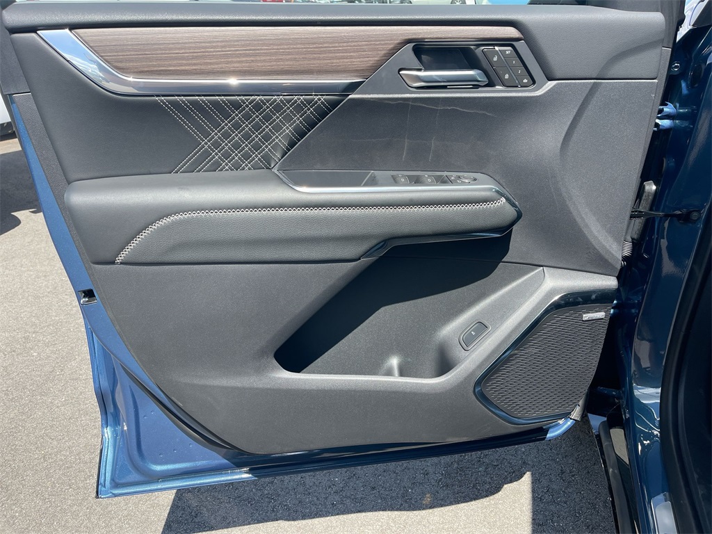 Vehicle image 28 of 41