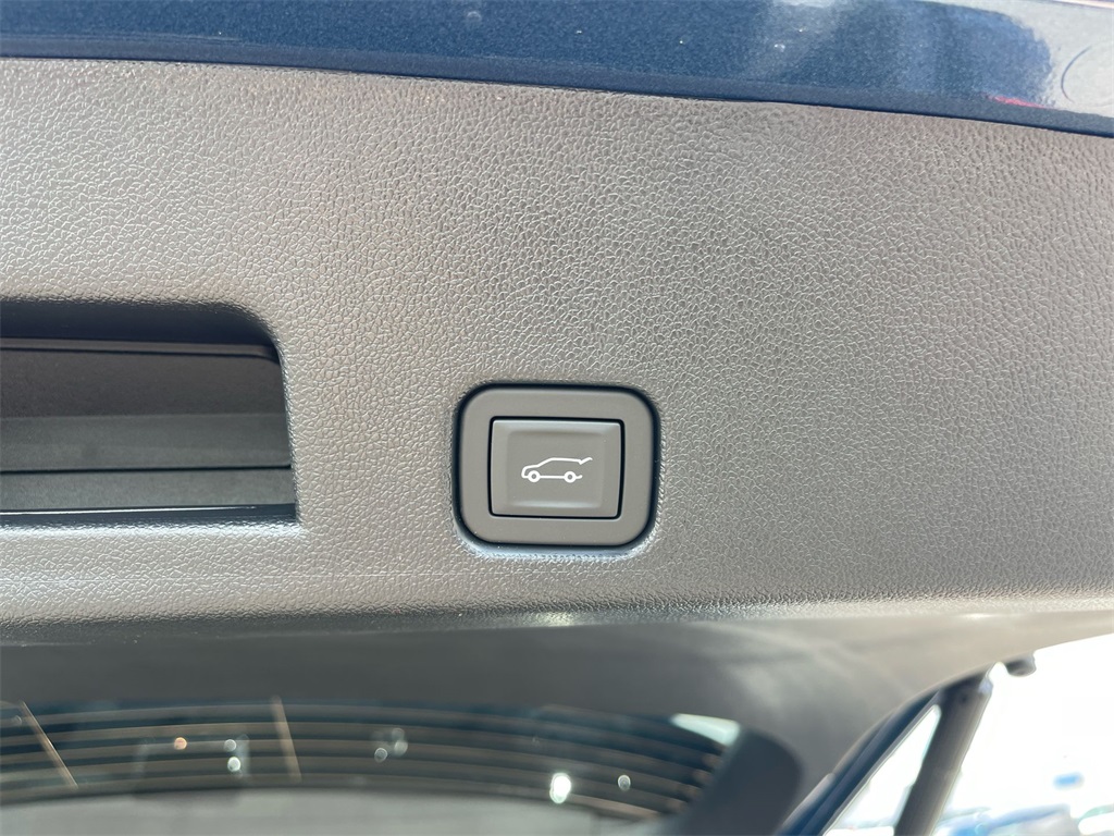 Vehicle image 33 of 41