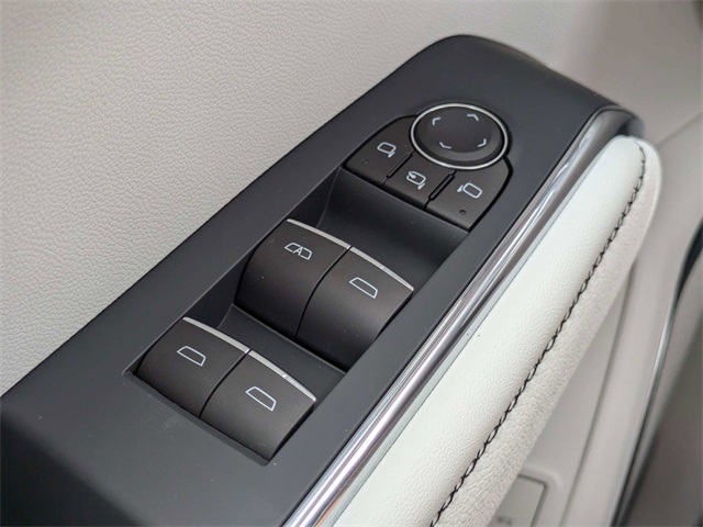 Vehicle image 26 of 32