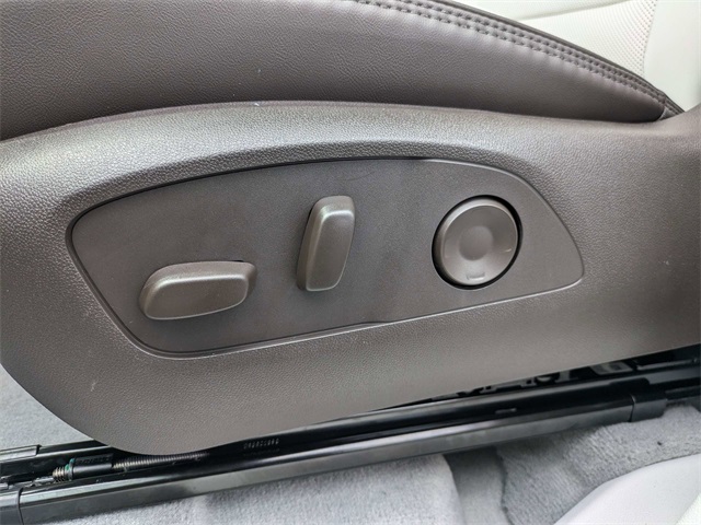 Vehicle image 21 of 32