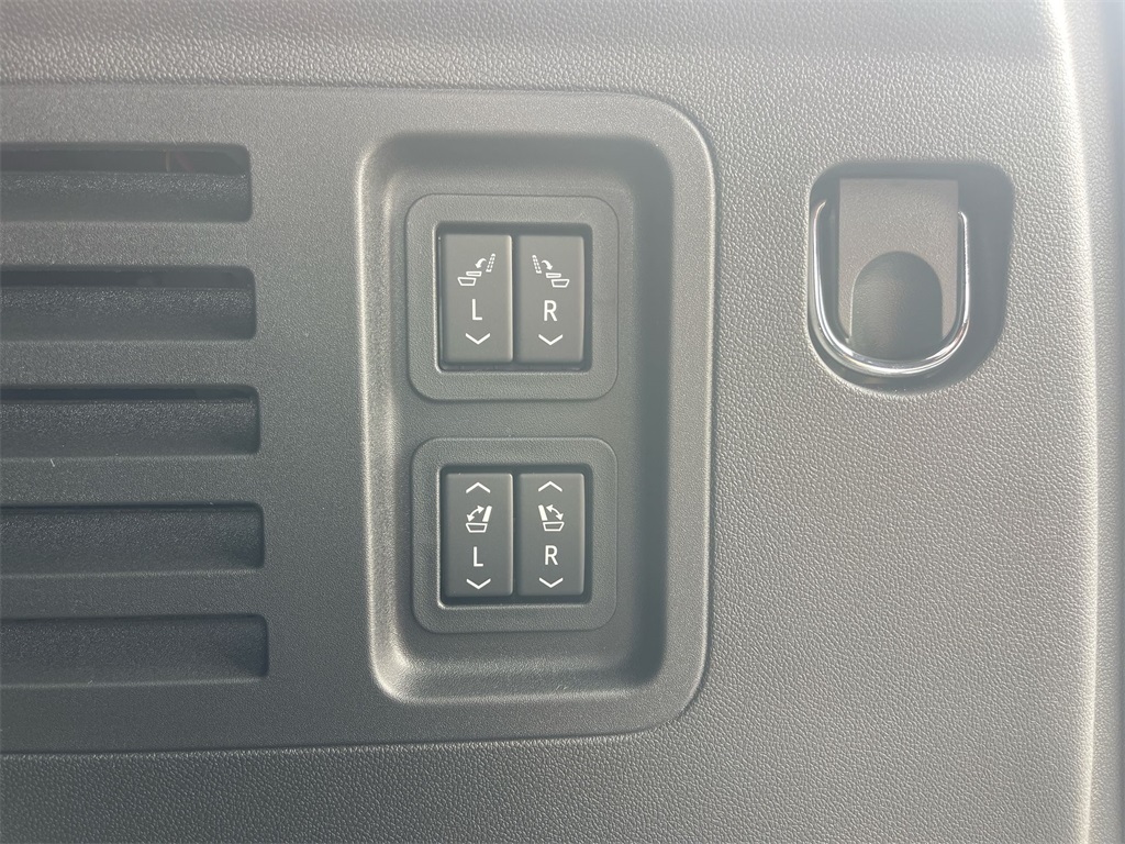 Vehicle image 33 of 42
