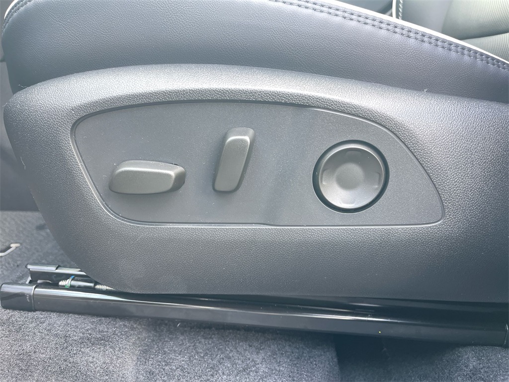Vehicle image 10 of 42