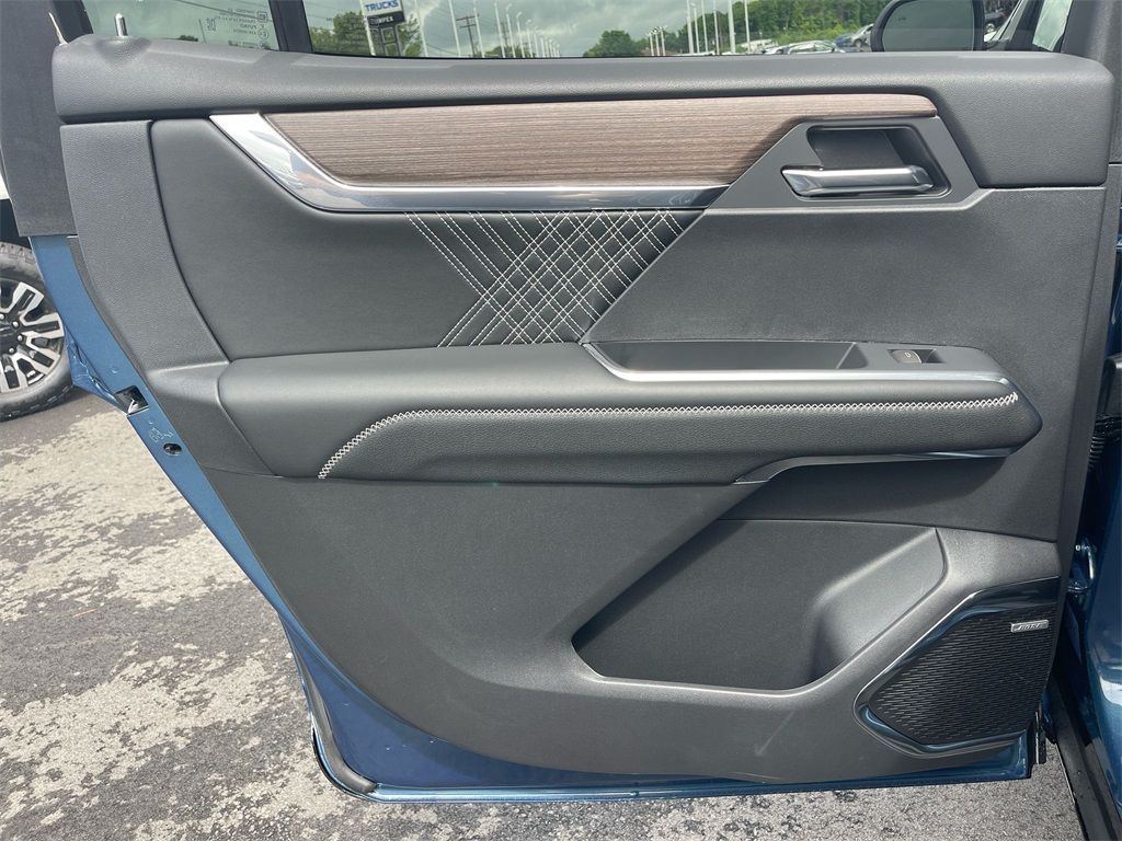 Vehicle image 31 of 42