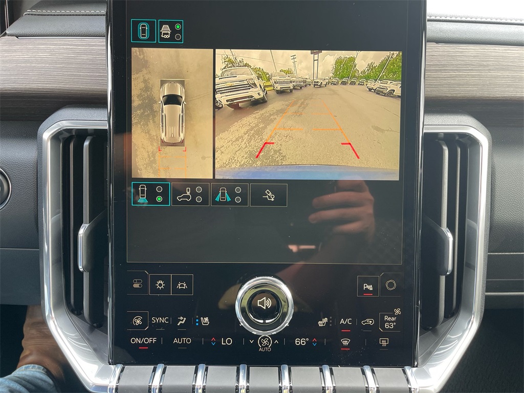 Vehicle image 23 of 42