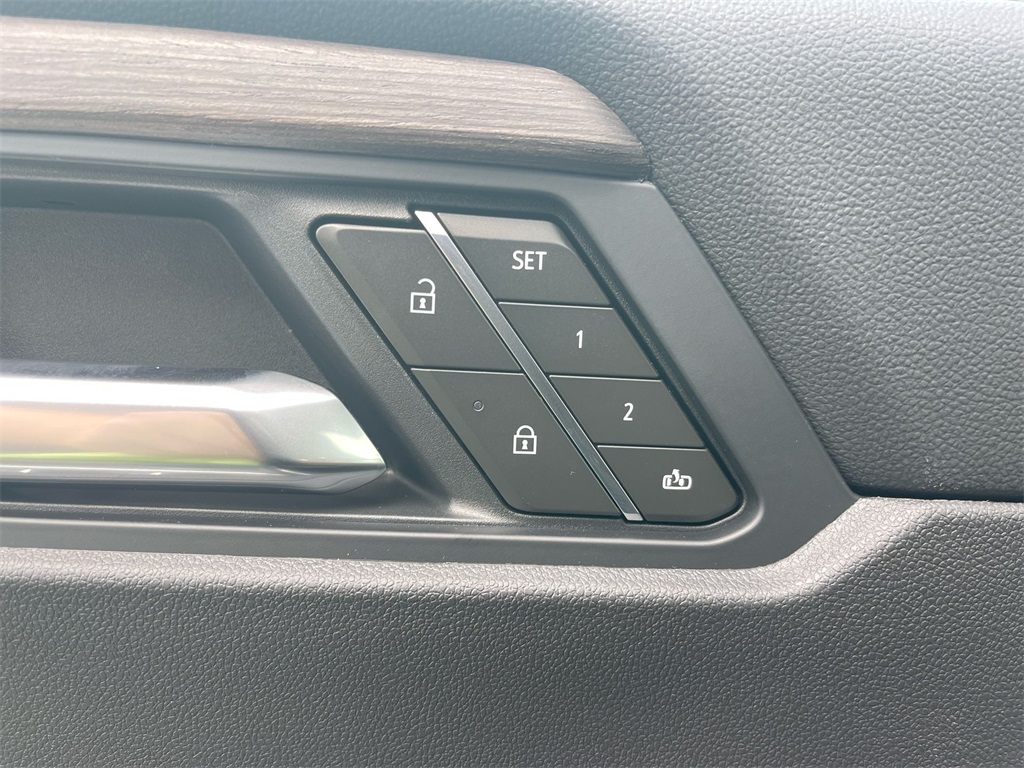 Vehicle image 11 of 42