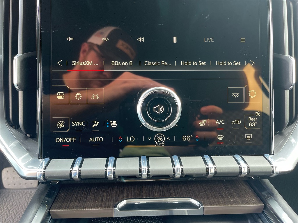 Vehicle image 21 of 42