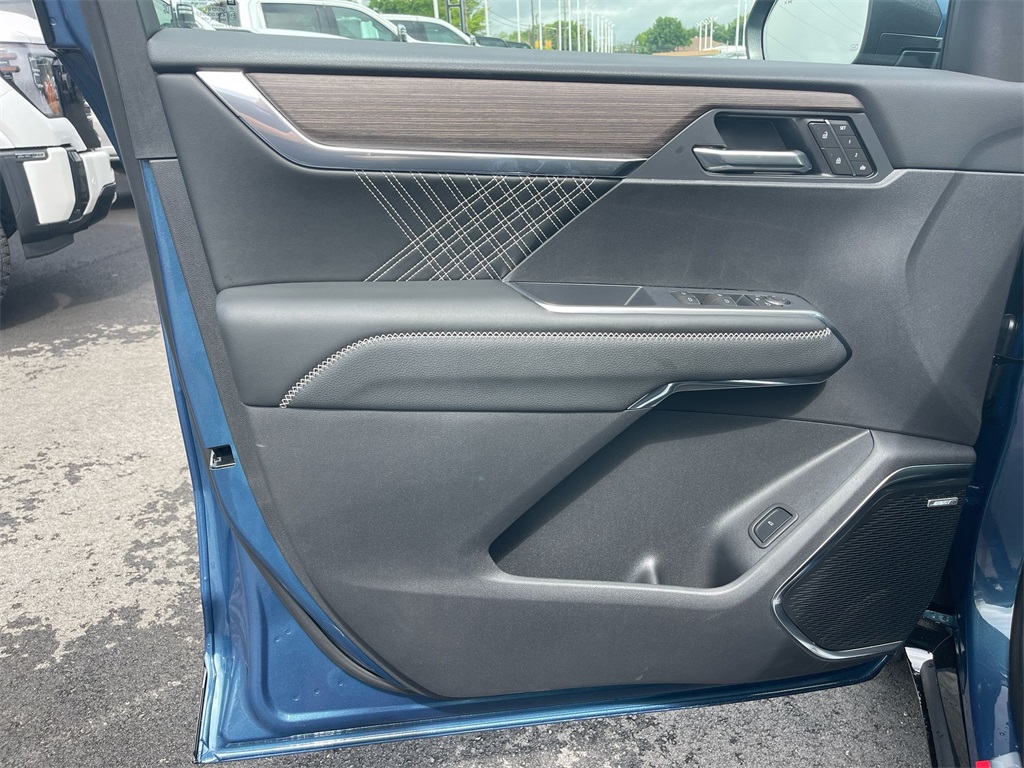 Vehicle image 29 of 42