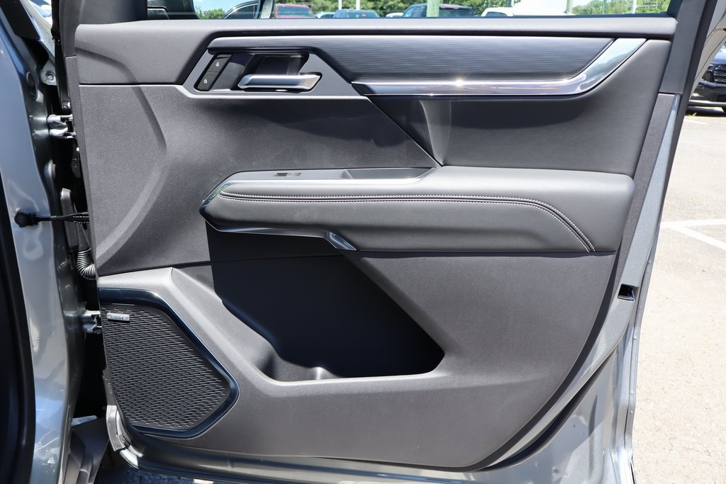 Vehicle image 21 of 23