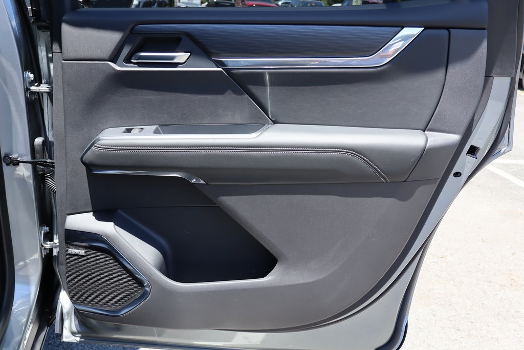 Vehicle image 17 of 23