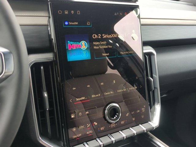 Vehicle image 13 of 21