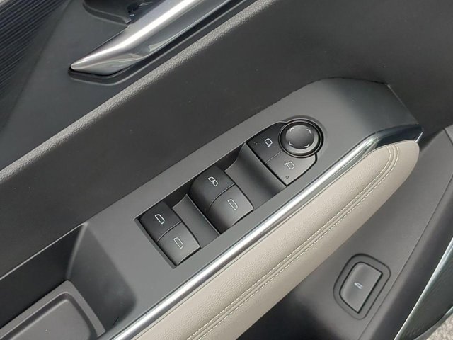 Vehicle image 10 of 21