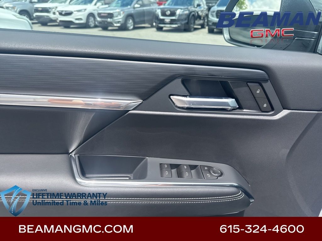 Vehicle image 14 of 32
