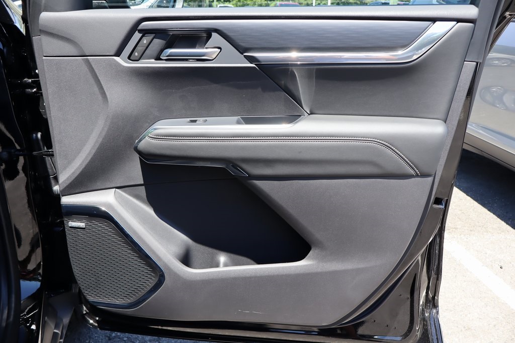 Vehicle image 21 of 23