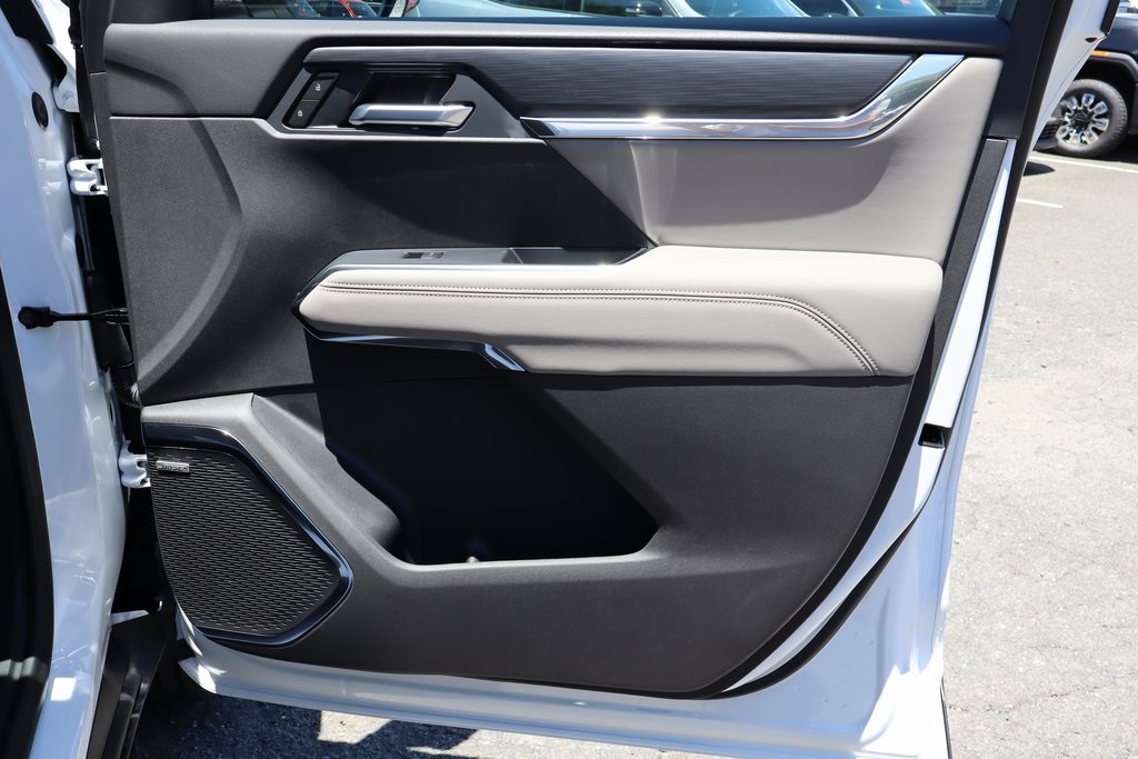 Vehicle image 21 of 23