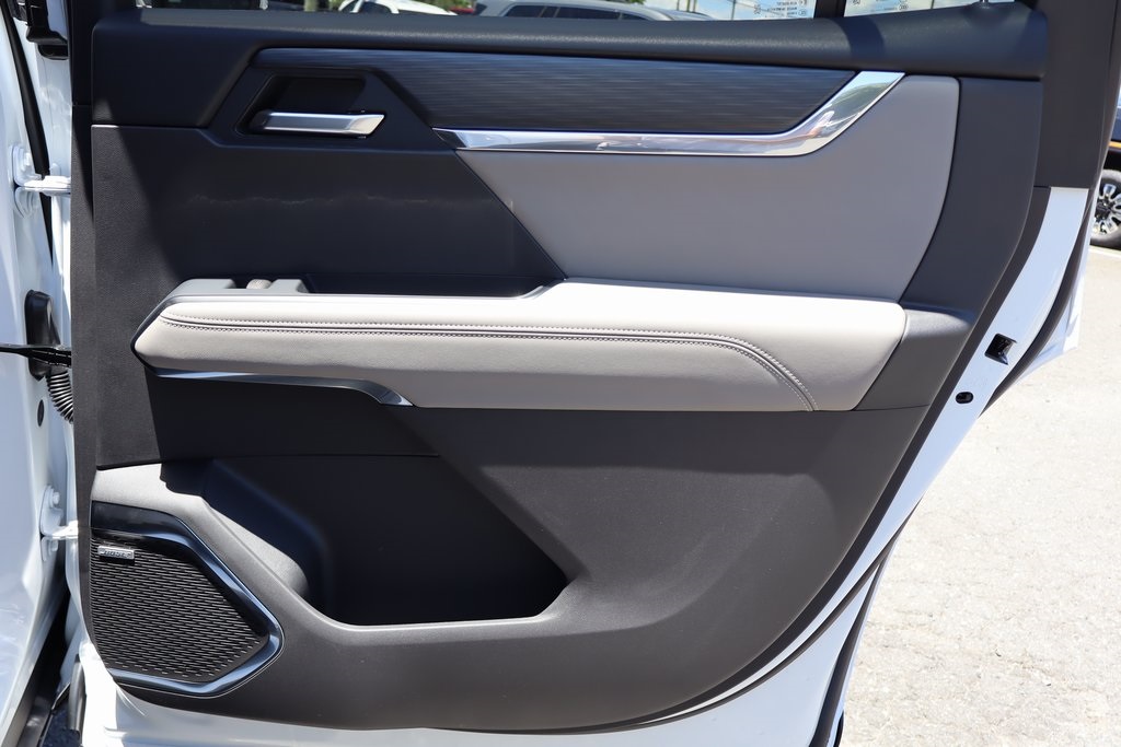 Vehicle image 17 of 23