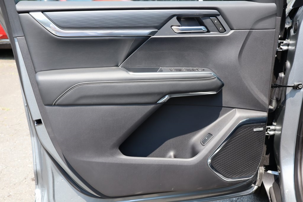 Vehicle image 7 of 23